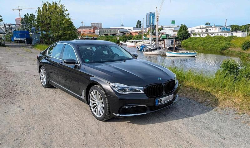 Gebraucht BMW 740 Comfort Edition 320 PS (235 kW) 2016 Braun Limousine