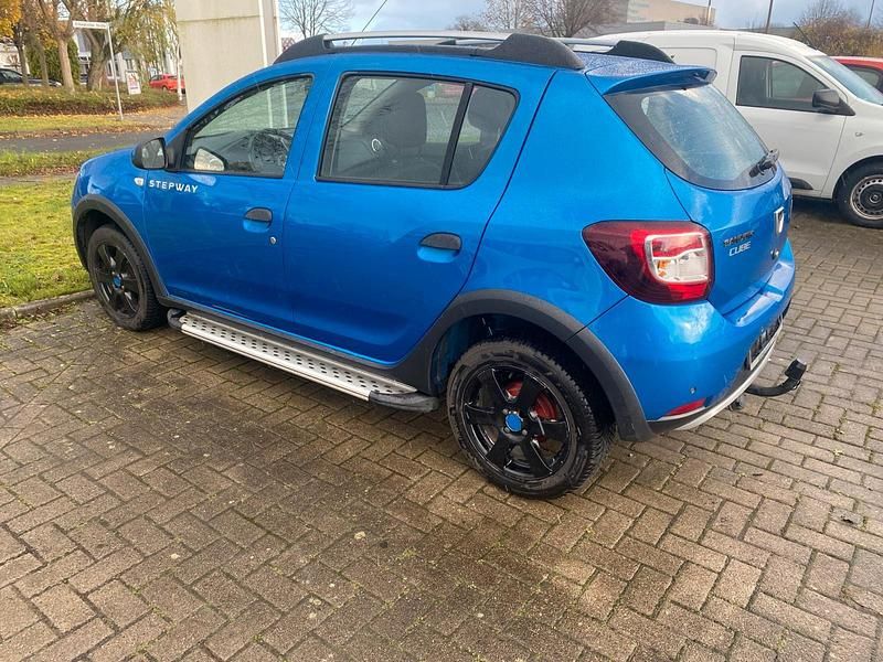 Blau Gebraucht 2015 Dacia Sandero SUV | 7.500 € (Etwas zu teuer) - Bild 1/4