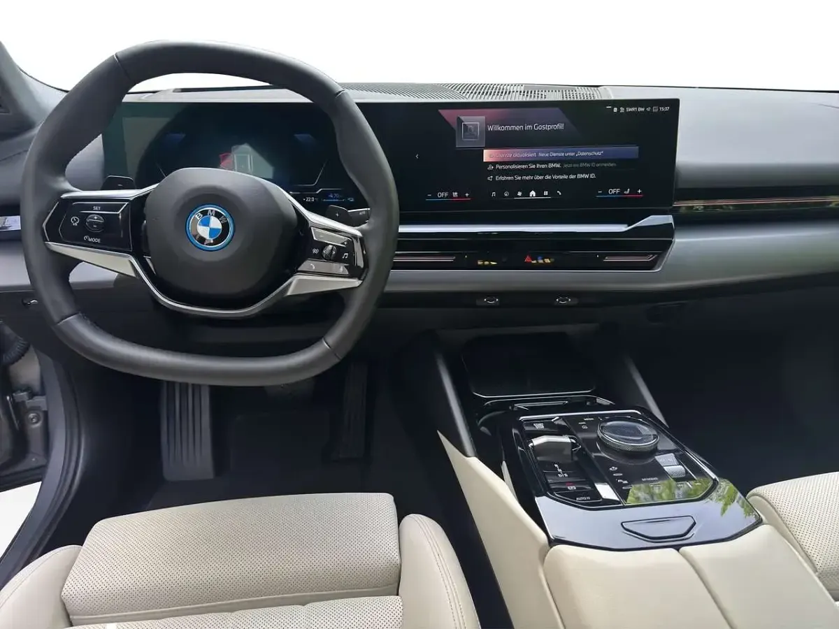 Gebraucht BMW 530e 299 PS (219 kW) 2025 Grau Kombi