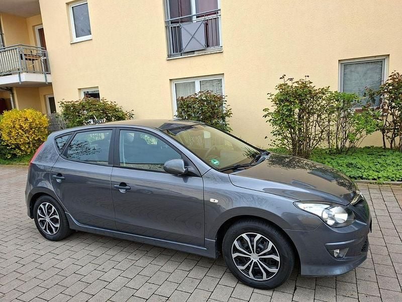 Gebraucht Hyundai i30 109 PS (80 kW) 2011 Grau Limousine