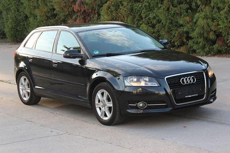 Schwarz Gebraucht 2012 Audi A3 Sportback Attraction Limousine | 3.900 € (Superpreis) - Bild 1/4
