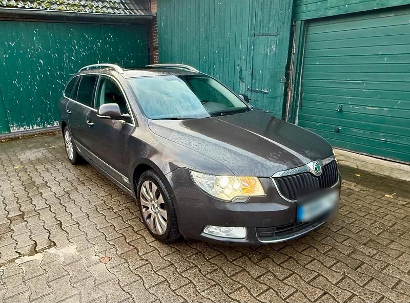 Grau Gebraucht 2011 Skoda Superb Elegance Kombi | 4.999 € (Superpreis) - Bild 1/4