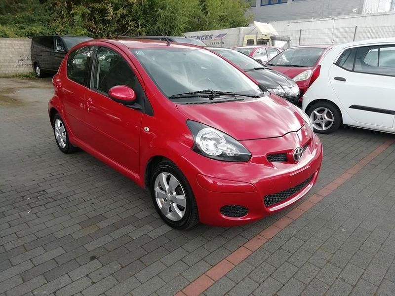 Gebraucht Toyota Aygo 68 PS (50 kW) 2010 Rot Kleinwagen