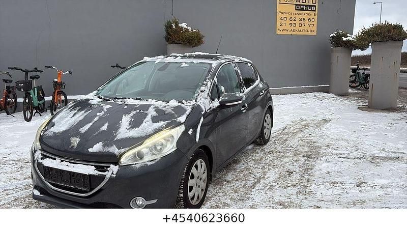 Grau Gebraucht 2015 Peugeot 208 Allure Kleinwagen | 3.499 € (Superpreis) - Bild 1/4