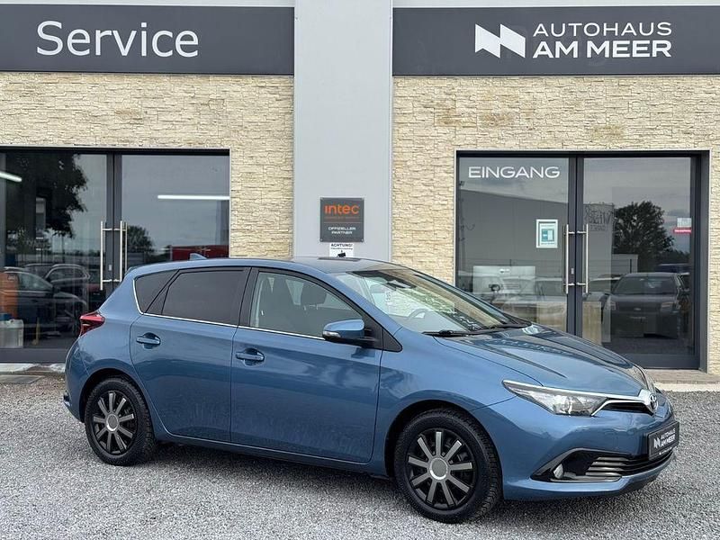 Blau Gebraucht 2015 Toyota Auris Design Limousine | 10.999 € (Fairer Preis) - Bild 1/4