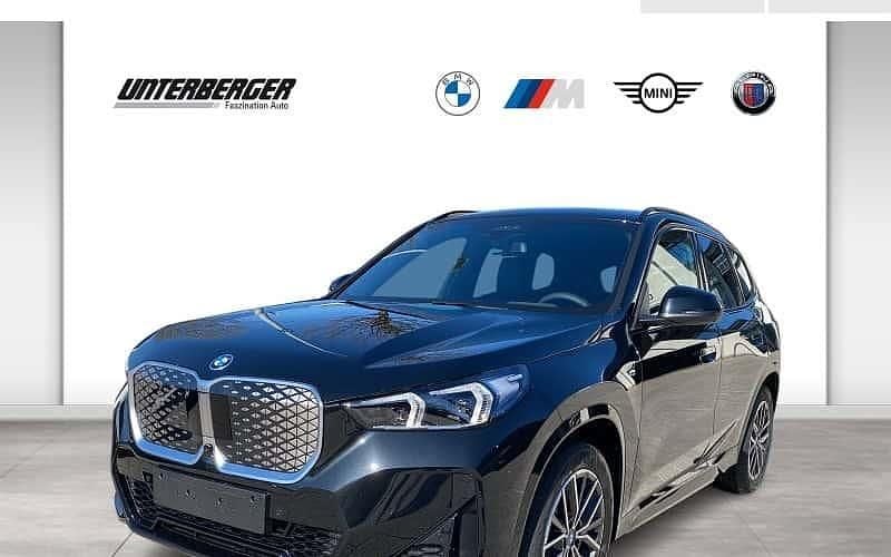 Black sapphire Neu 2025 BMW iX1 Luxury Line SUV | 55.990 € (Fairer Preis) - Bild 1/4