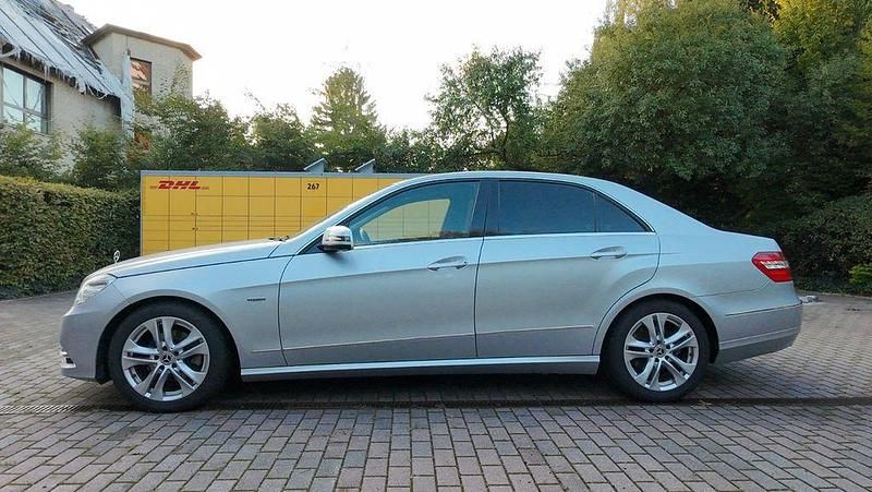 Silber Gebraucht 2012 Mercedes E220 Avantgarde Limousine | 10.499 € (Superpreis) - Bild 1/4