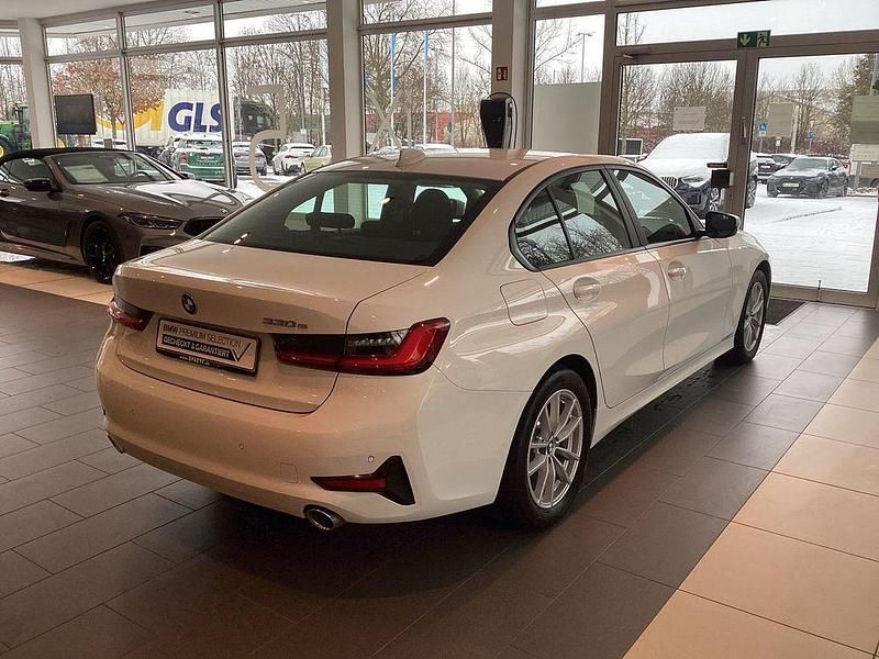 Gebraucht BMW 330e Advantage 292 PS (214 kW) 2020 Weiß Limousine