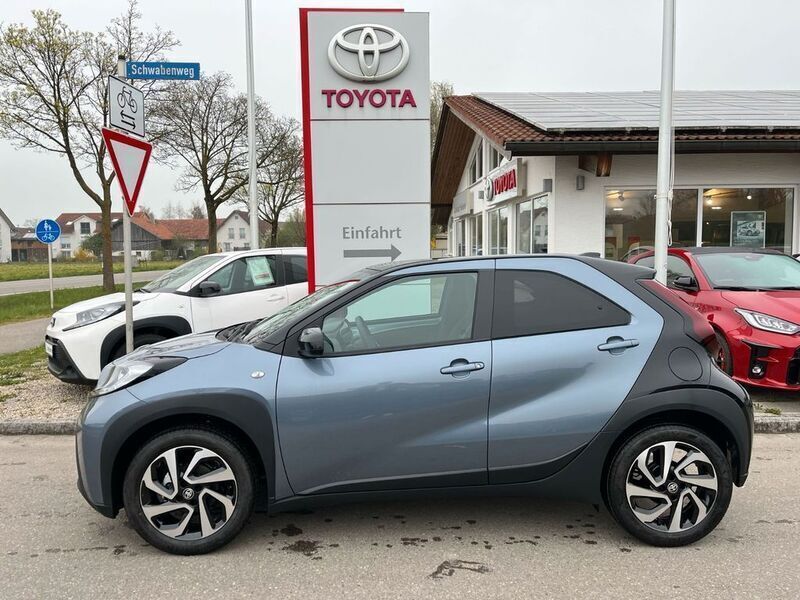 Neu Toyota Aygo X 72 PS (52 kW) 2025 Grau SUV