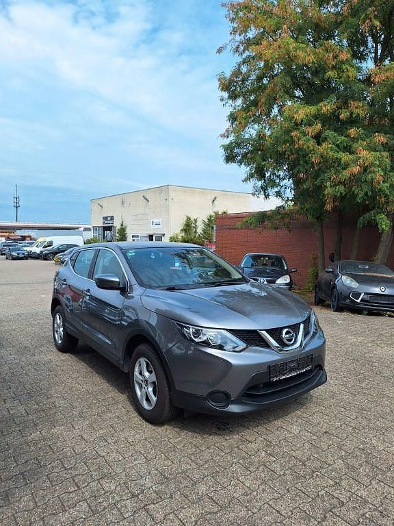 Grau Gebraucht 2016 Nissan Qashqai Visia SUV | 12.499 € (Fairer Preis) - Bild 1/4