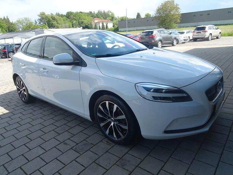 Weiß Gebraucht 2019 Volvo V40 Momentum Kombi | 14.990 € (Fairer Preis) - Bild 1/4