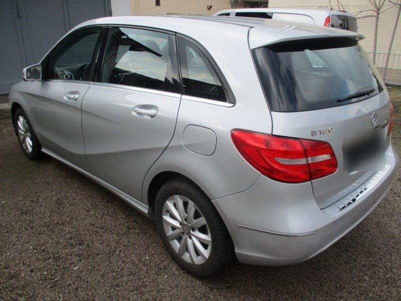 Gebraucht Mercedes B180 122 PS (89 kW) 2013 Silber Van / Kleinbus