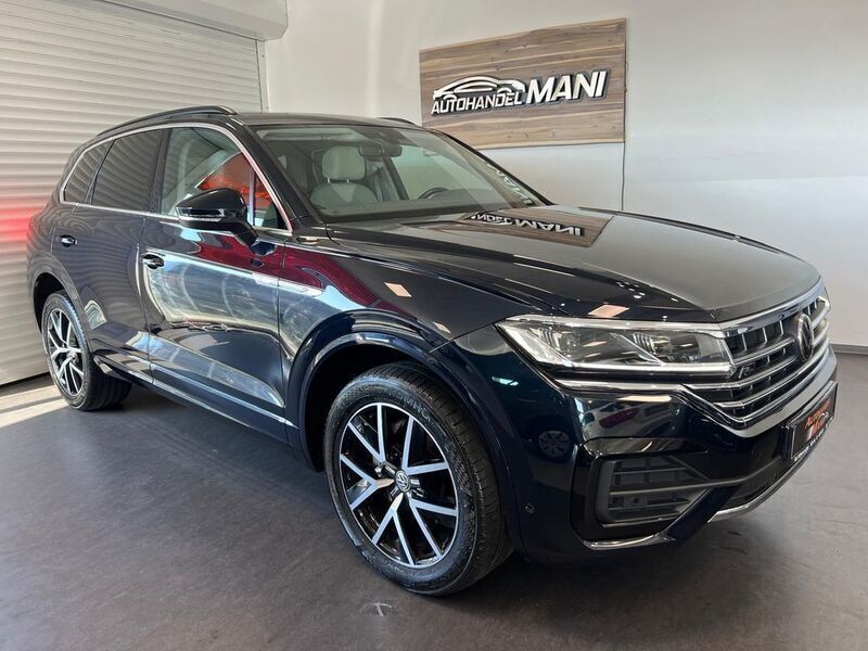 Moonlight blue perleffekt Gebraucht 2018 VW Touareg Elegance SUV | 39.990 € (Fairer Preis) - Bild 1/4