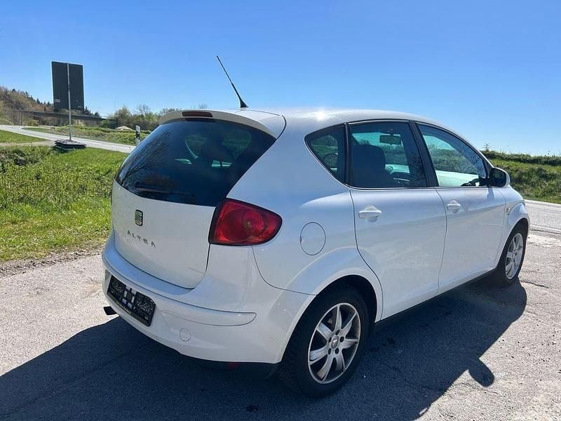 Second-hand Seat Altea 105 CP (77 kW) 2010 Alb Berlinǎ