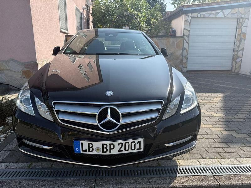 Schwarz Gebraucht 2011 Mercedes E200 Coupé | 13.450 € (Fairer Preis) - Bild 1/4