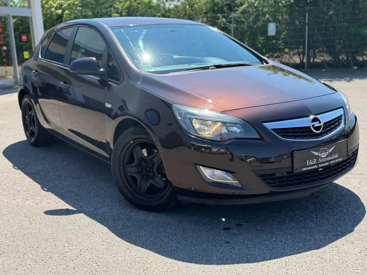 Gebraucht Opel Astra Design Edition 110 PS (80 kW) 2012 Mahogany brown (p2/so) Kleinwagen