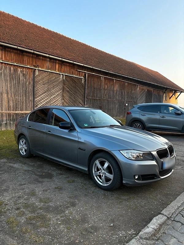 Gebraucht BMW 318 143 PS (105 kW) 2011 Silber Limousine