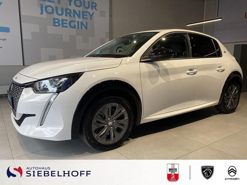 Gebraucht Peugeot e-208 Allure 100 kW (136 PS) 2023 Weiß Kleinwagen