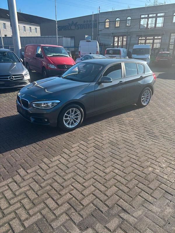 Grau Gebraucht 2017 BMW 118 Kleinwagen | 11.999 € (Superpreis) - Bild 1/4