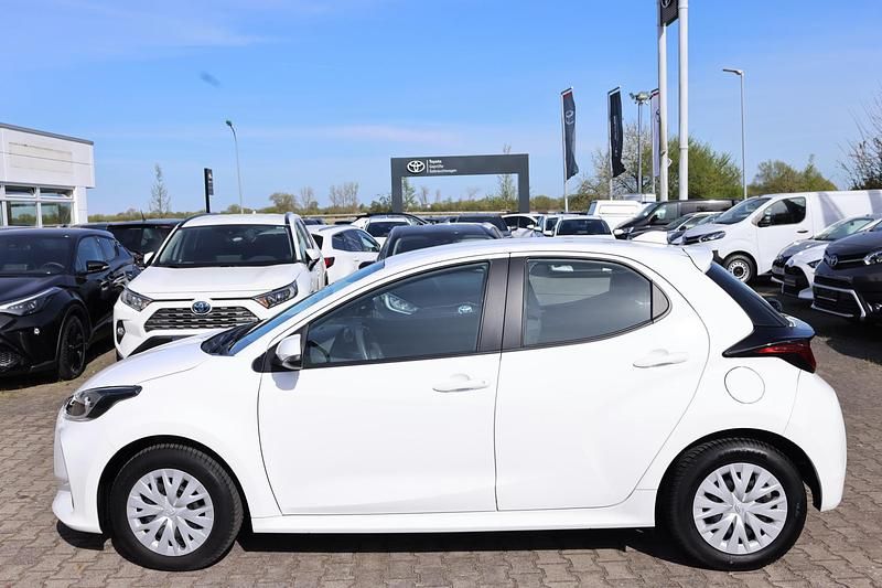 Gebraucht Toyota Yaris Basis 72 PS (52 kW) 2022 Weiß Limousine