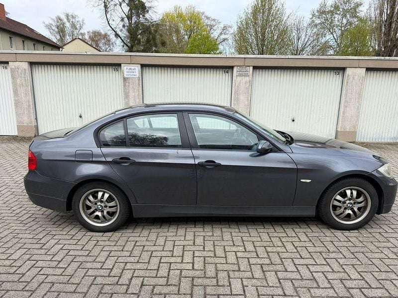 Gebraucht BMW 318 129 PS (94 kW) 2006 Grau Limousine