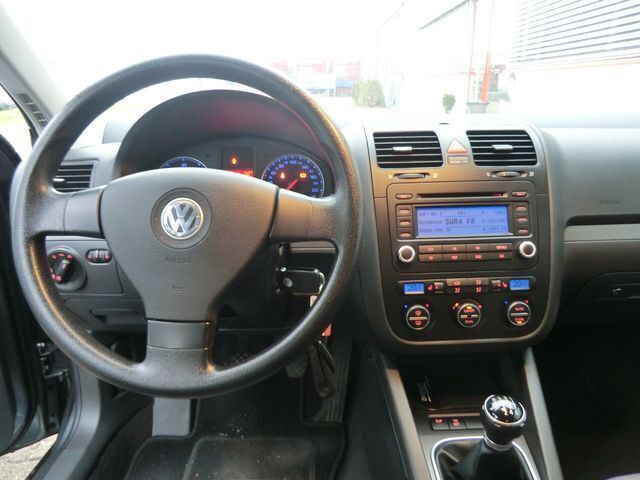 Second-hand VW Jetta 116 CP (85 kW) 2006 Gri Berlinǎ