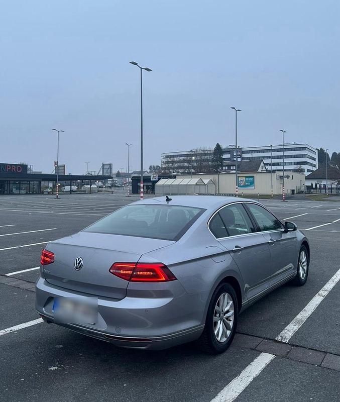 Gebraucht VW Passat Highline 120 PS (88 kW) 2019 Grau Limousine