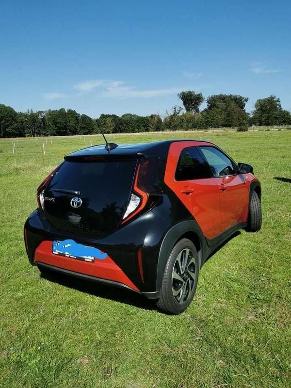 Rot Gebraucht 2024 Toyota Aygo Pulse Kleinwagen | 14.495 € (Guter Preis) - Bild 1/4
