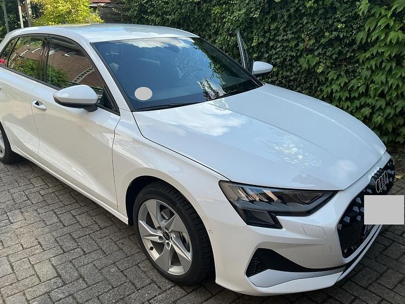 Weiß Gebraucht 2024 Audi A3 Sportback Advanced Plus Limousine | 27.000 € (Superpreis) - Bild 1/4