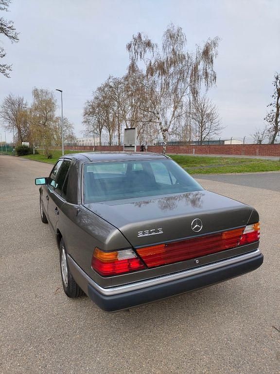 Brugt Mercedes E230 136 HK (100 kW) 1992 Grå Sedan