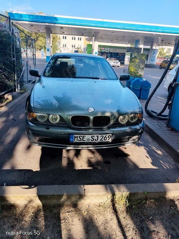 Grün Gebraucht 2002 BMW 520 Limousine | 2.000 € (Guter Preis) - Bild 1/4