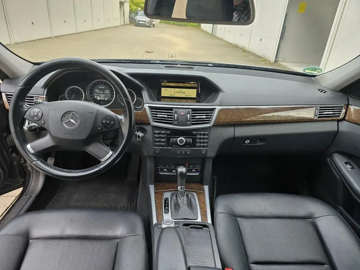 Gebraucht Mercedes E250 204 PS (150 kW) 2010 Schwarz Limousine
