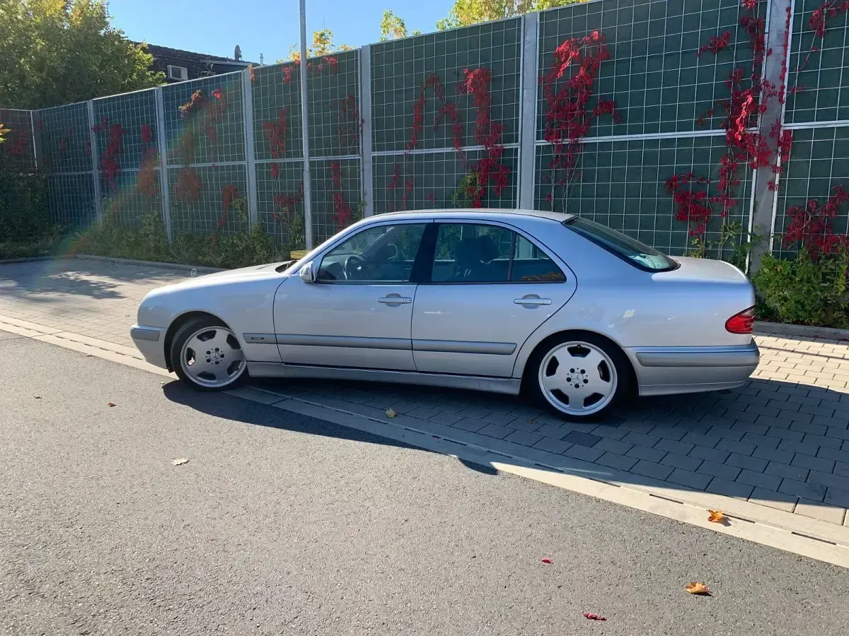 Gebraucht Mercedes E240 Classic 170 PS (125 kW) 2000 Silber Limousine