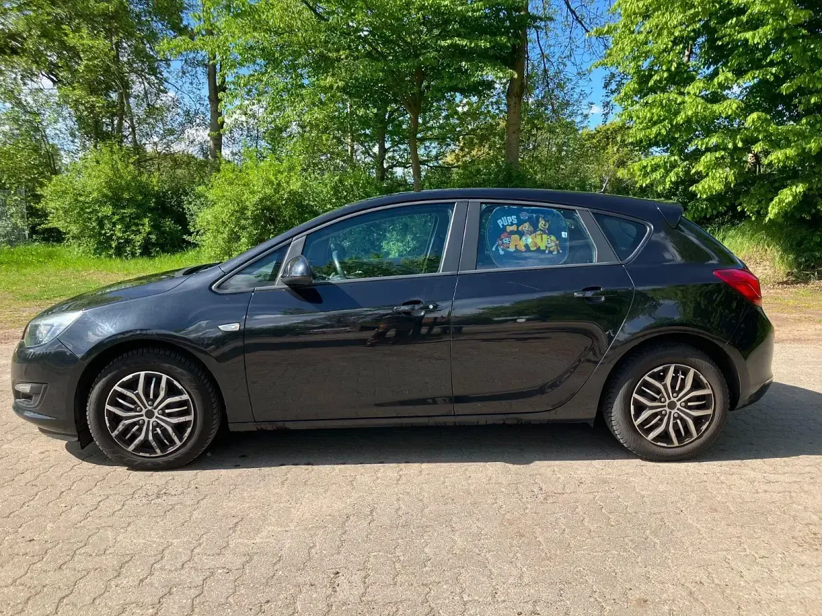 Usado Opel Astra Selection 116 HP (85 kW) 2015 Preto Sedan