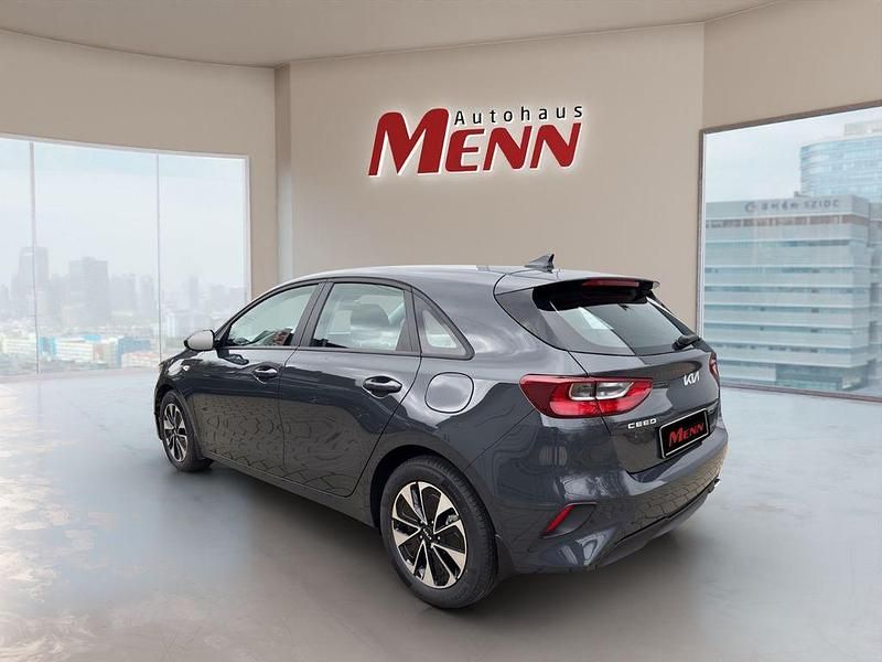 Neu Kia Ceed 140 PS (102 kW) 2026 Grau Kleinwagen