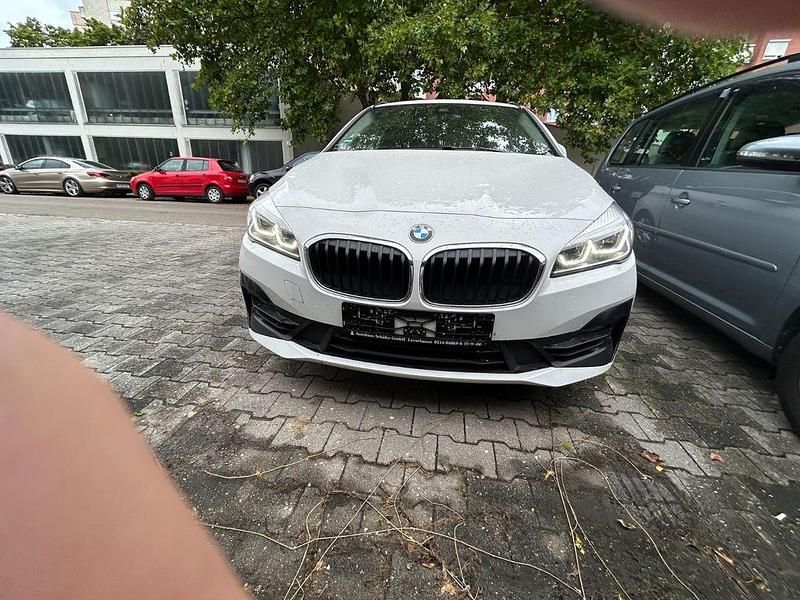 Weiß Gebraucht 2019 BMW 216 Active Tourer Advantage Van / Kleinbus | 12.999 € (Guter Preis) - Bild 1/4