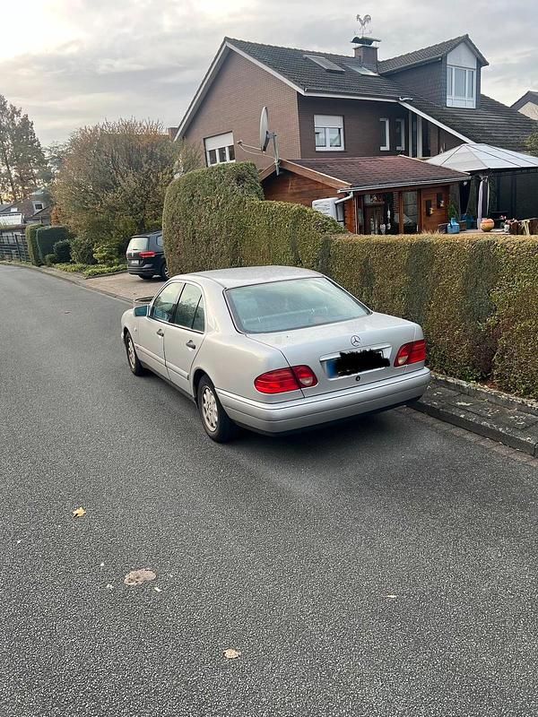 Gebraucht Mercedes E200 136 PS (100 kW) 1998 Silber Limousine