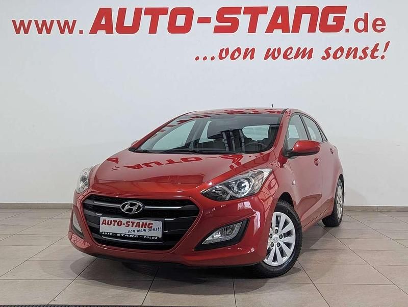 Gebraucht Hyundai i30 Classic 101 PS (74 kW) 2015 Rot Limousine