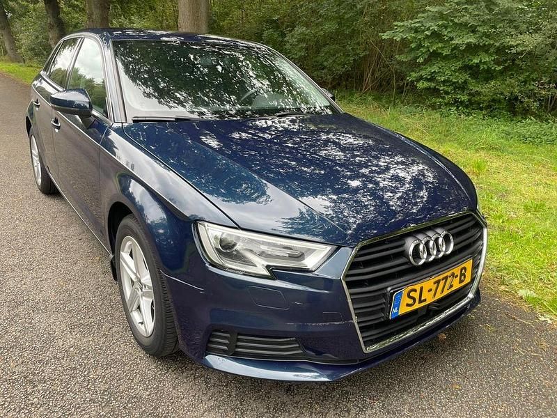Blau Gebraucht 2017 Audi A3 Sportback Design Kleinwagen | 9.350 € (Etwas zu teuer) - Bild 1/4