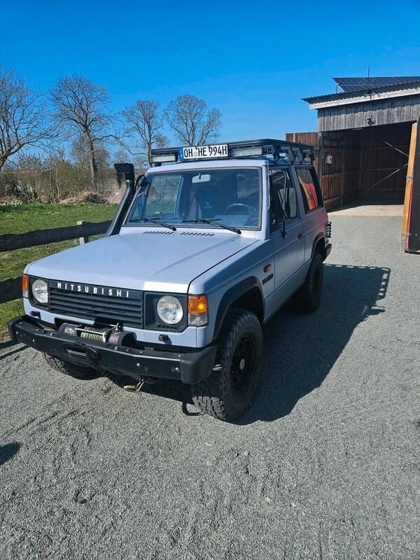 Grau Gebraucht 1988 Mitsubishi Pajero SUV | 8.300 € - Bild 1/4