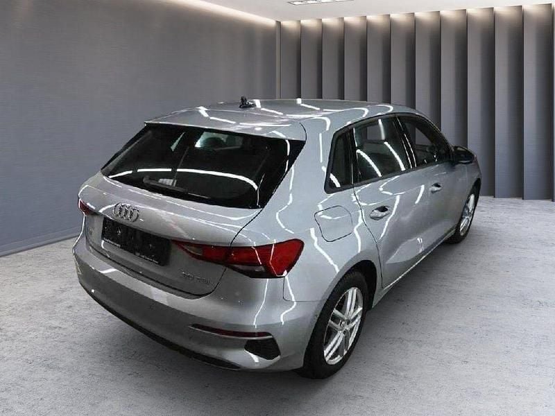 Gebraucht Audi A3 Basis 116 PS (85 kW) 2022 Florettsilber Limousine