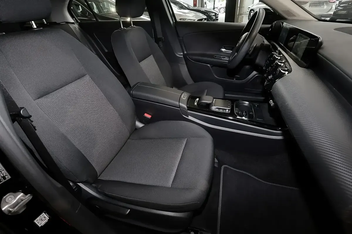 Gebraucht Mercedes A250 160 PS (117 kW) 2021 Unilack nachtschwarz Limousine