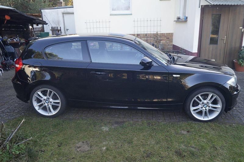 Gebraucht BMW 120 120 PS (88 kW) 2009 Schwarz Kleinwagen