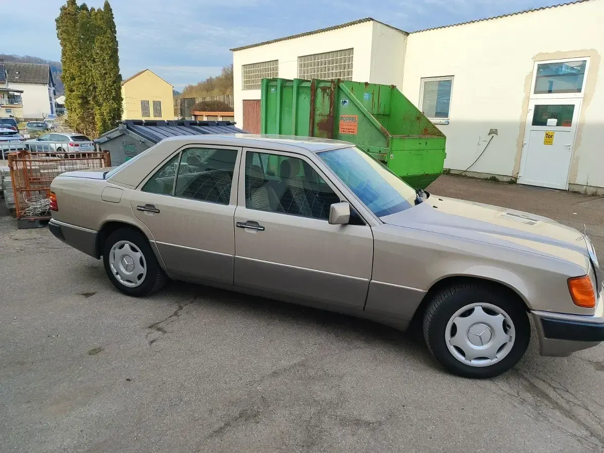 Gebraucht Mercedes E200 118 PS (86 kW) 1992 Grau Kombi