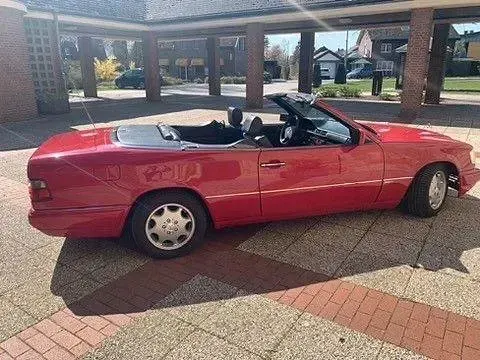 Gebraucht Mercedes 220 150 PS (110 kW) 1994 Rot Cabrio