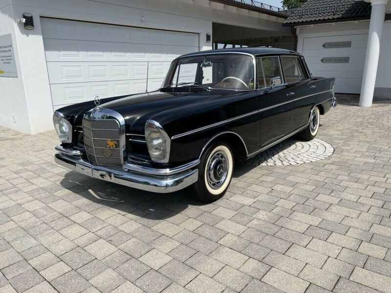 Schwarz Gebraucht 1965 Mercedes W111 Limousine | 38.900 € - Bild 1/4