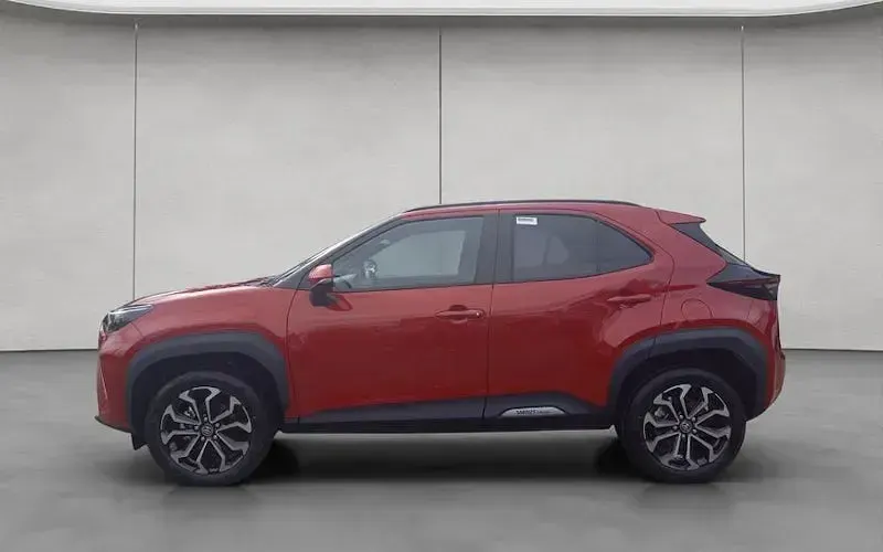 Neu Toyota Yaris Cross 131 PS (96 kW) 2026 Rot SUV