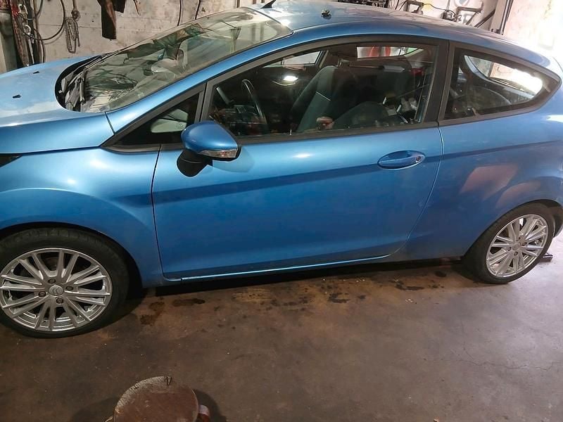 Gebraucht Ford Fiesta 100 PS (73 kW) 2011 Blau Kleinwagen