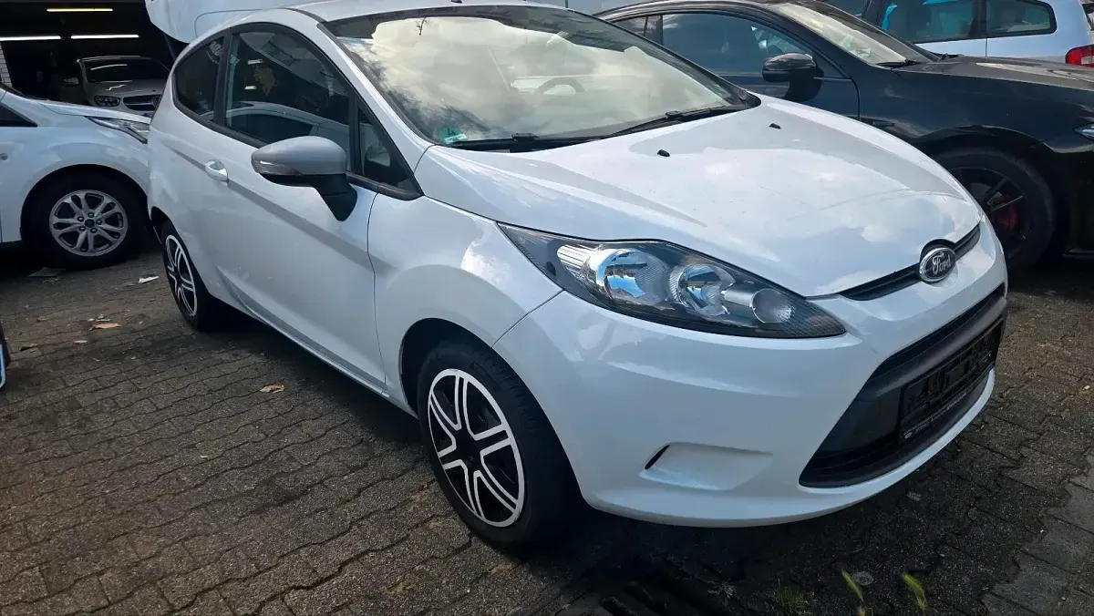 Gebraucht Ford Fiesta 60 PS (44 kW) 2010 Weiß Kleinwagen