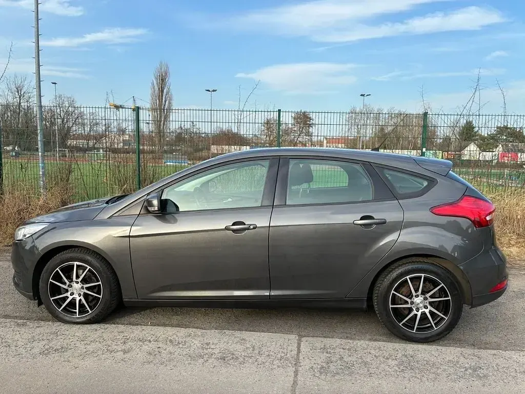 Gebraucht Ford Focus Trend 101 PS (74 kW) 2015 Grau Limousine